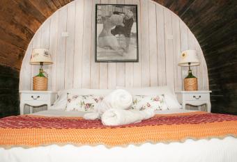 Hotel La Calma De Rita - Pirque allows 18 year olds to book a room