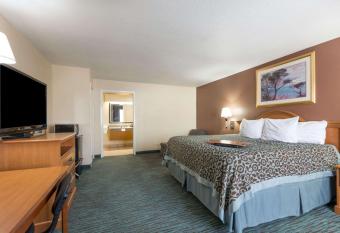Days Inn by Wyndham New Braunfels has rooms with a private hot tub