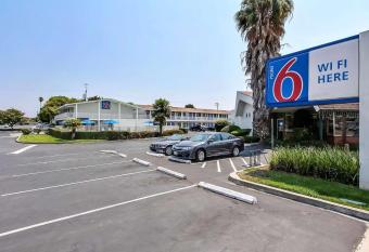 Motel 6 Sunnyvale South allows 18 year olds to book a room