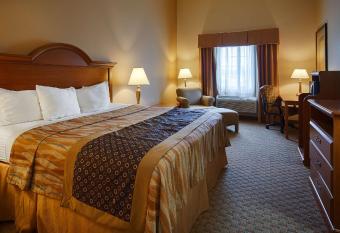 Best Western Plus New Caney Inn & Suites has rooms with a private hot tub