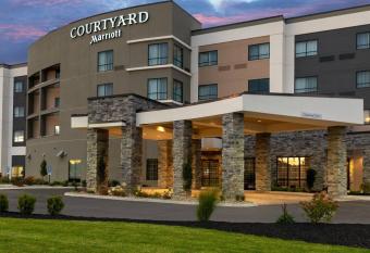Courtyard By Marriott Cleveland Elyria has Balcony rooms