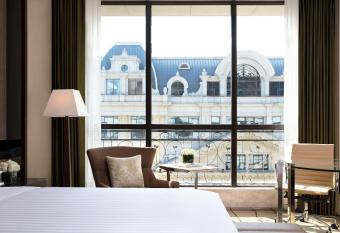 Courtyard by Marriott Shanghai Changfeng Park has rooms with a private hot tub