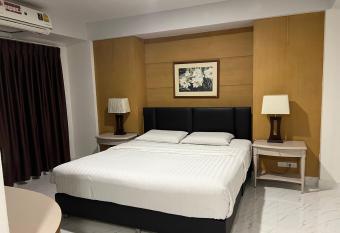 Mall Suites Hotel has rooms with a private hot tub