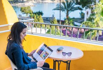 Hotel Flor Los Almendros allows 18 year olds to book a room