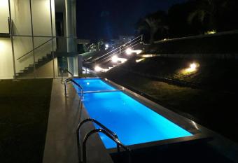 Edificio  allows 18 year olds to book a room