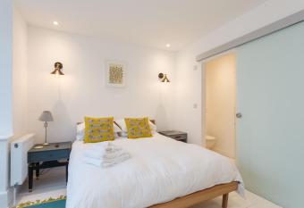 Dale House - Vivre Retreats allows 18 year olds to book a room