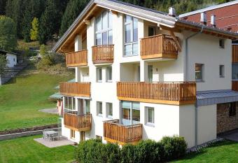 Haus Sonneneck - ski in & out has Balcony rooms