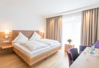 Hotel & Gasthaus L  wen allows 18 year olds to book a room