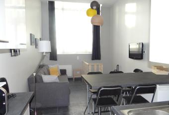 Au d  tour des Places allows 18 year olds to book a room