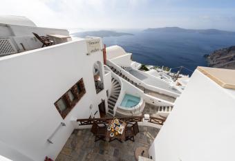 Smaro Studios has rooms with a private hot tub