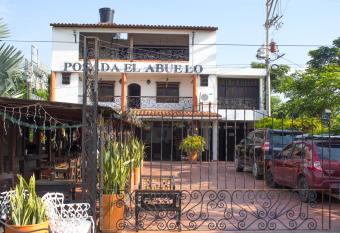 Posada El Abuelo has Balcony rooms