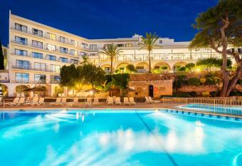 Hotel Casablanca allows 18 year olds to book a room