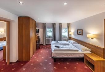 Hotel Sella***s has rooms with a private hot tub