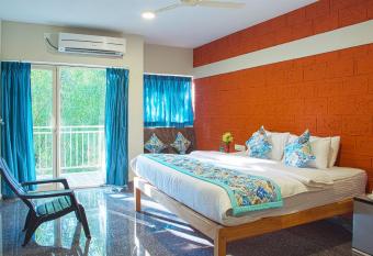 Blue Ocean Sands - On the Beach has Balcony rooms
