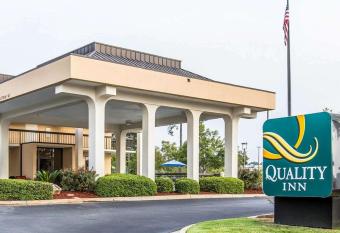 Quality Inn At the Mall - Valdosta has Smoking rooms