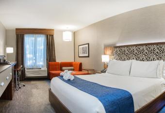 Holiday Inn Express Redwood City-Central By IHG has rooms with a private hot tub