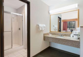 Baymont by Wyndham Hot Springs has rooms with a private hot tub