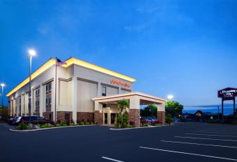 Hampton Inn Spring Hill has rooms with a private hot tub