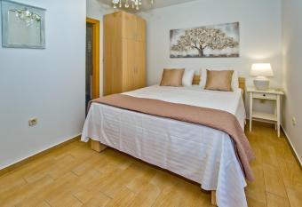 Luxurious Apartments Maslina with Beach has Balcony rooms