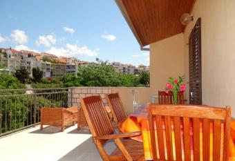 Apartments Ivanka allows 18 year olds to book a room