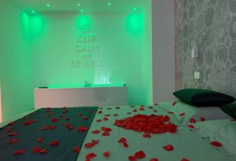 Hotel Mediterraneo has rooms with a private hot tub