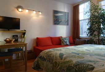 Huis Roomolen has Balcony rooms