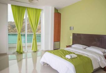 Hotel Large Beach has rooms with a private hot tub