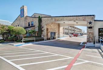 Motel 6 Dallas - Galleria has Smoking rooms