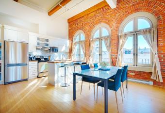 Les Lofts 1048 has Balcony rooms