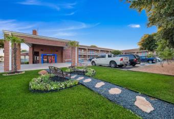 Motel 6 Dallas - Plano Northeast has Smoking rooms