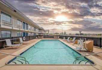 Motel 6 Euless allows 18 year olds to book a room