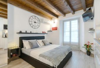 Antico Loft Como has Balcony rooms