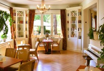 Cafe  Seestrasse has Balcony rooms