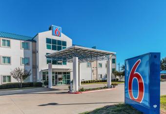 Motel 6 Ft Worth - Benbrook allows 18 year olds to book a room
