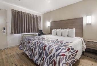 Red Roof Inn Fort Worth South has Smoking rooms