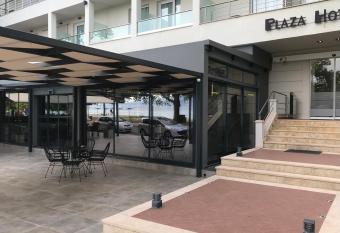 Plaza Hotel has Balcony rooms