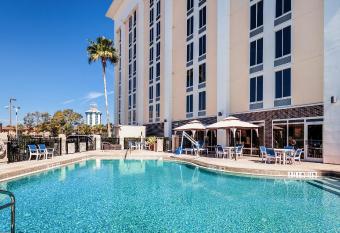 Hampton Inn Orlando Near Universal Blv/International Dr allows 18 year olds to book a room
