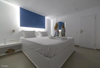 Argiris Studios has rooms with a private hot tub