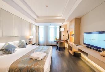 Somerset Harmony City Wuxi has rooms with a private hot tub