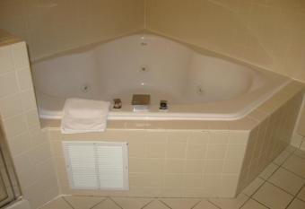 Wingate by Wyndham Fargo has rooms with a private hot tub