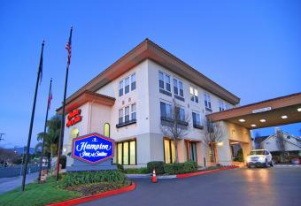Hampton Inn & Suites Mountain View allows 18 year olds to book a room