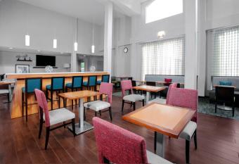 Hampton Inn Orlando/Lake Buena Vista allows 18 year olds to book a room