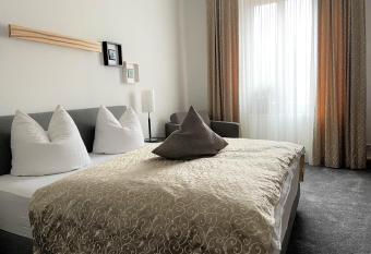 Hotel & Restaurant Schloss Wei  enburg allows 18 year olds to book a room