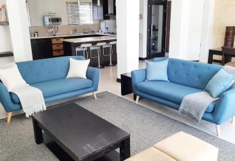 Hadingham Russell Holiday House has Balcony rooms