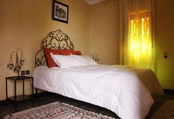 Riad La Porte des 5 Jardins has rooms with a private hot tub