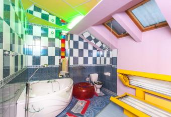 Apartment with jacuzzi in Old Town has rooms with a private hot tub