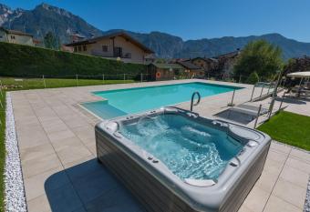 Hotel Lucia allows 18 year olds to book a room