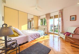 Feeling good Apartment allows 18 year olds to book a room