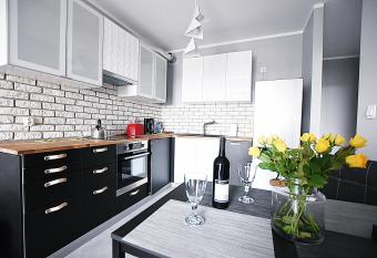 DesignOmania Apartments - Przedwio  nie 2A has rooms with a private hot tub