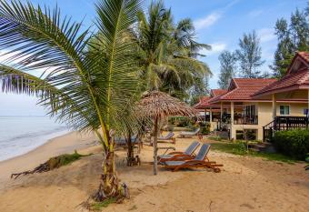 Pranee Beach Bungalows has Balcony rooms